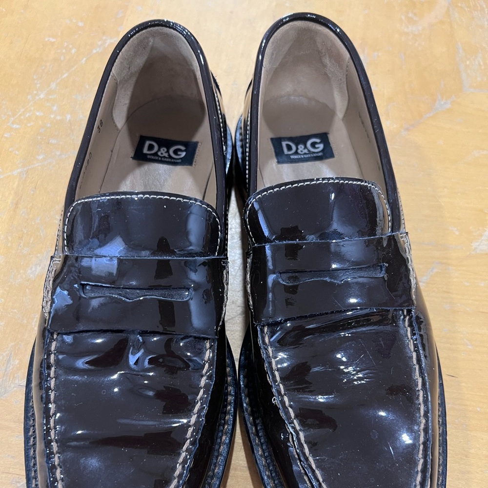 The D&G  timeless slip-on loafer. Crafted in brown polished calfskin.